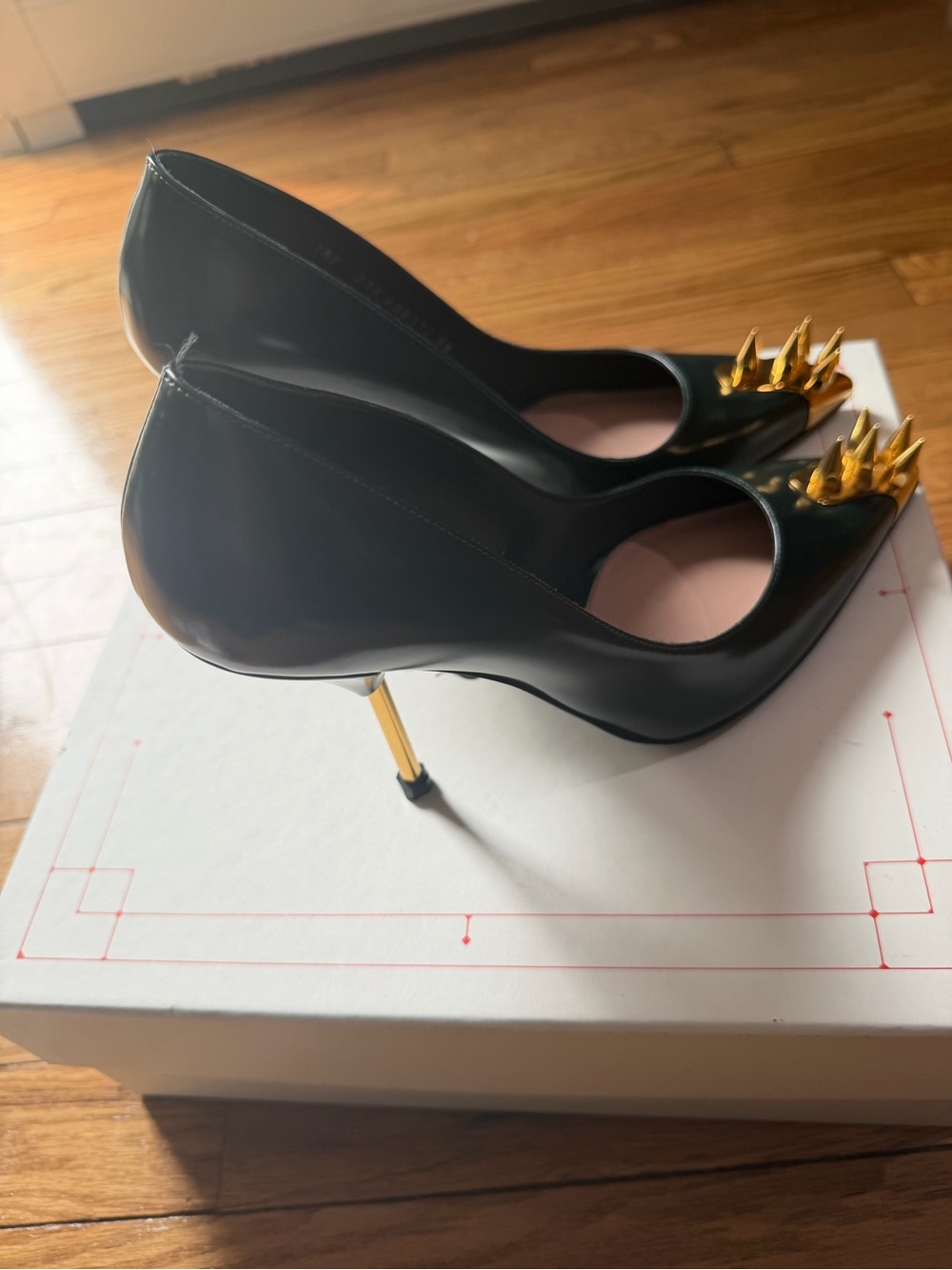 Alexander McQueen Green Patent Pointed-Toe Pumps with Gold Spike Detail - Picture 2 of 9